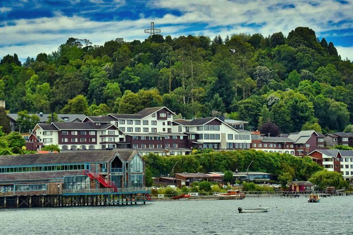 Hotel y borde costero en la cuenca del lago