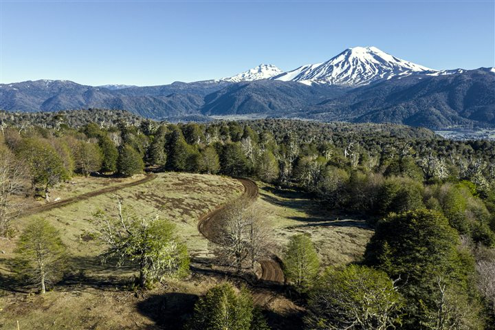 Caminos rurales y volcán en la cuenca