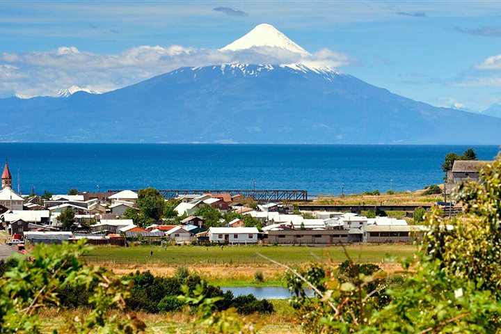 Vista de Frutillar con el volcán Osorno