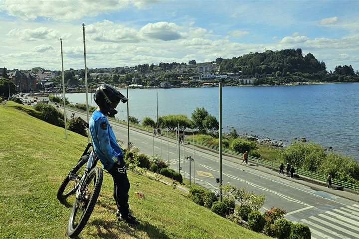 Vida activa junto al lago y la ciudad