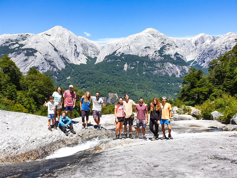 Familia disfrutando el paisaje del sur de Chile