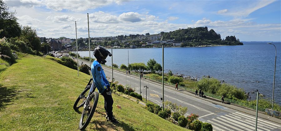 Vista al lago y ciudad turística desde el contorno rural